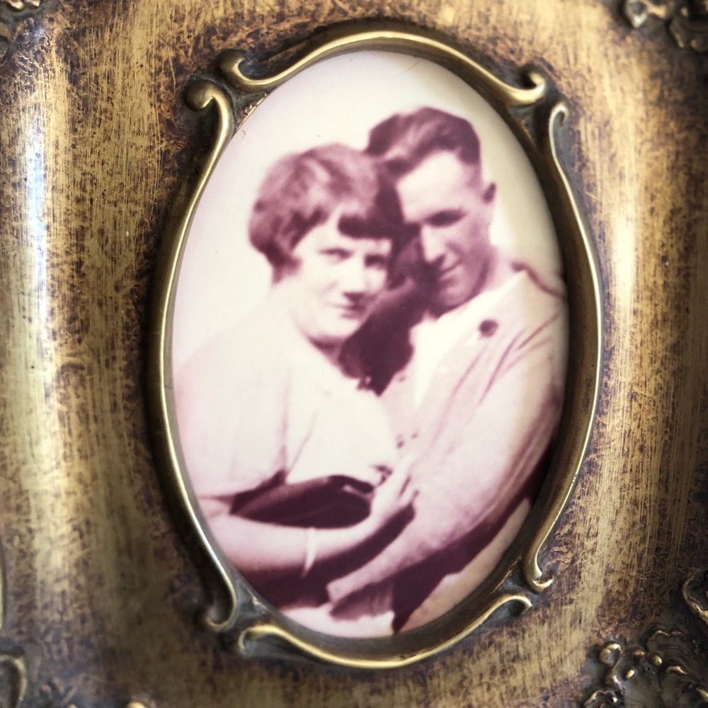 Vtg Gold Ornate Frame with Old Photograph - Picture 2 of 11